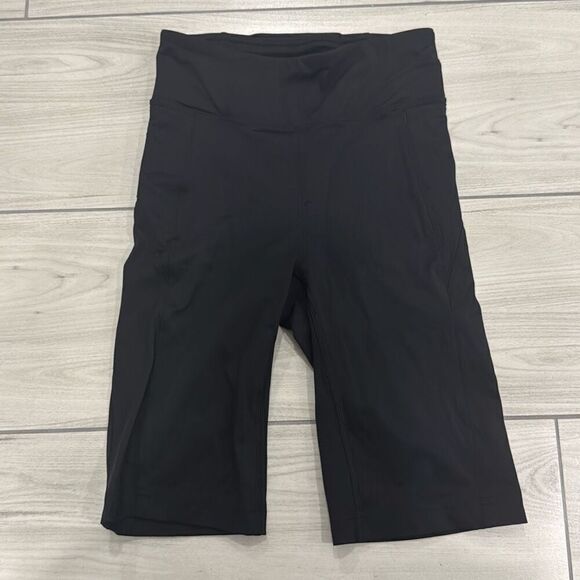 Lululemon black biker shorts size 4   probably only worn once or twice - Picture 1 of 5